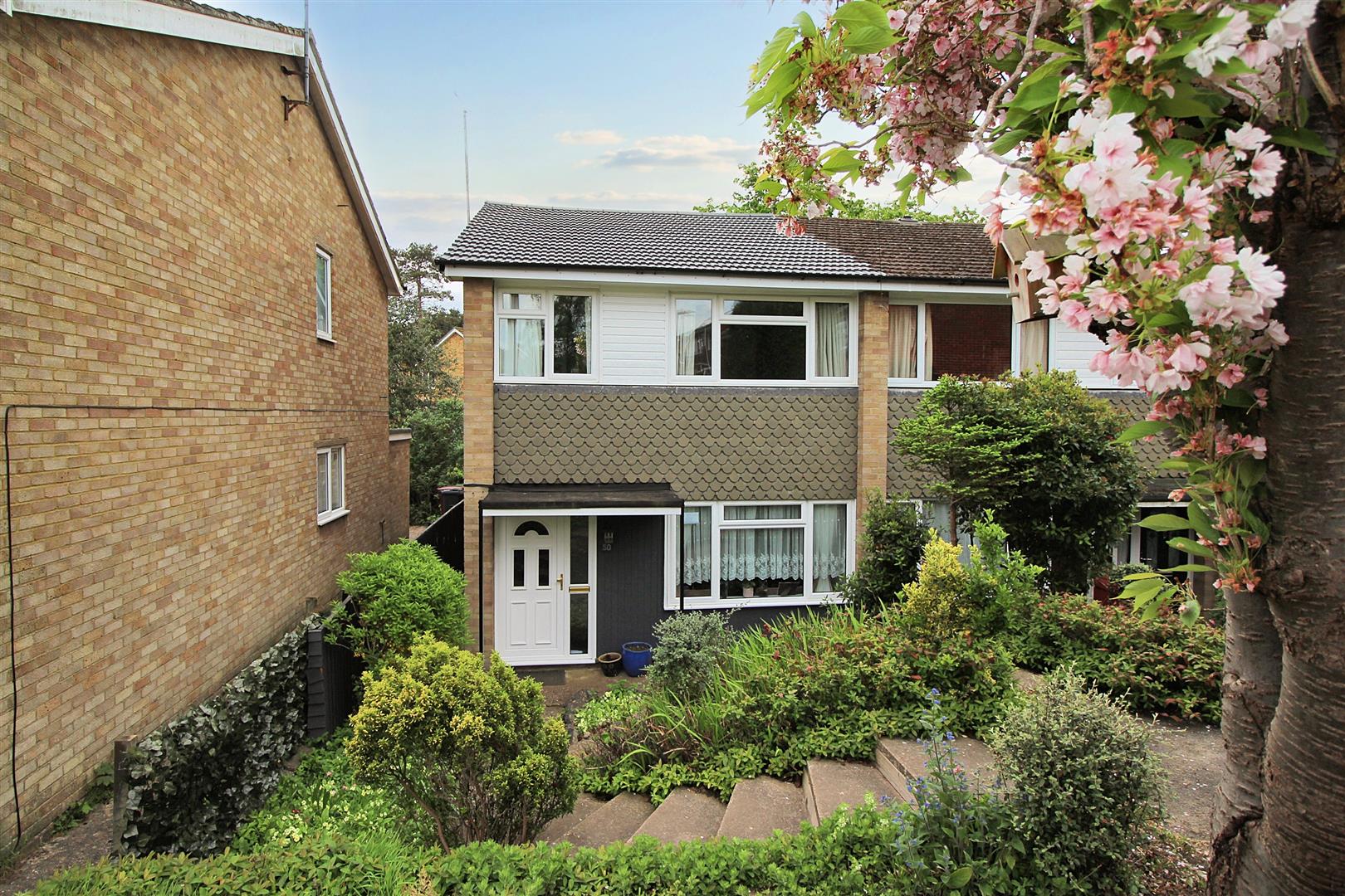 3 bed property in Fircroft Close, Reading